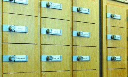 W głównym korytarzu są szafki eurodeputowanych. Tu otrzymują pilną korespondencję (powiększona szafka nieżyjącego Bronisława Geremka)