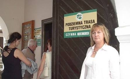 Sekretarz oddziału Polskiego Towarzystwa Turystyczno-Krajoznawczego w Sandomierzu Marzena Martyńska zaprasza do zwiedzania starych piwnic.