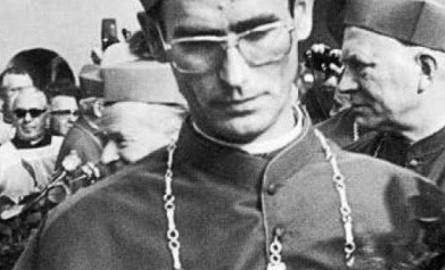 Alfons Nossol otrzymał święcenia biskupie w sierpniu w 1977 roku, konsekracji dokonał prymas Polski kard. Stefan Wyszyński.