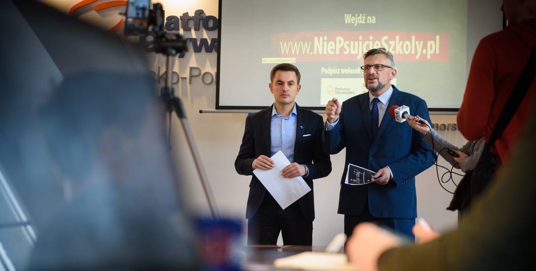 Konferencja prasowa PO w Toruniu na temat referendum w sprawie reformy oświaty.