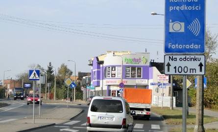 Kilka dni temu drogowcy odpowiednio oznakowali odcinki ulicy Jana Pawła II przeznaczone do kontroli fotoradarowej. Nowością jest tabliczka zawieszona