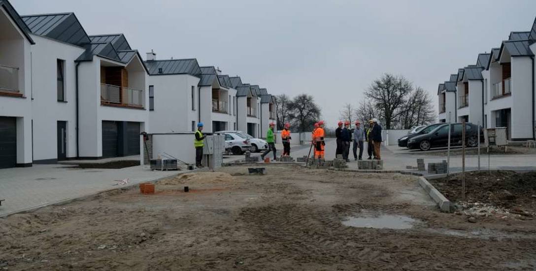 Uczniowie z poznańskiego Technikum Budowlanego przy ulicy Rybaki 17 od września ubiegłego roku budują samodzielnie swój pierwszy w życiu dom. Pracują