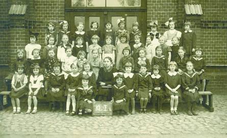 1938 r, klasa I B w szkole podstawowej przy ul. Kordeckiego. W środku wychowawczyni Zofia Stroińska. Basia Wawrzyńczak w trzecim rzędzie druga od le