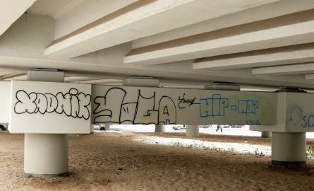 Znacznie bogatsze graffiti na wiadukcie wykonane przez nieznanych sprawców.