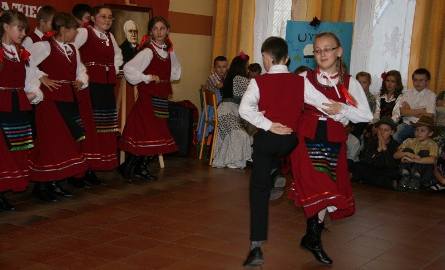 Występ Ludowego Zespołu Dziecięcego „Cyraneczka” z Publicznej Szkoły Podstawowej w Jaroszkach nagrodzono gromkimi brawami.