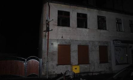 Groźny pożar w Gubinie. Policjanci uratowali staruszkę i trafili do szpitala