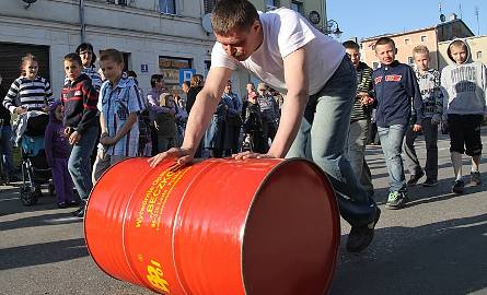 Krzysztof Gąsieniecki toczy beczkę, która waży 25 kg