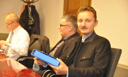 Maciej Batura (z lewej) i Robert Robak, przedstawiciele sztabu PO, składają w miejskiej komisji wyborczej listy z podpisami poparcia dla kandydatów dla