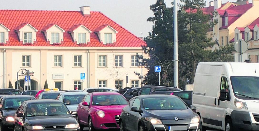 Coraz mniej mieszkańców we Włocławku, ale za to przybywa pojazdów