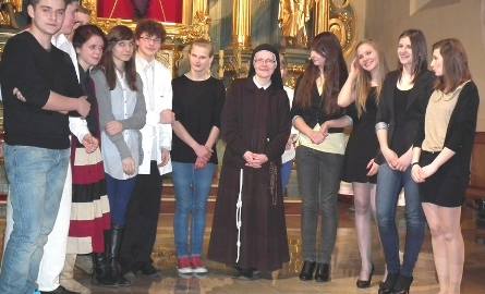 Spektakl przygotowało kilkunastu uczniów gimnazjum pod opieką siostry Iwony