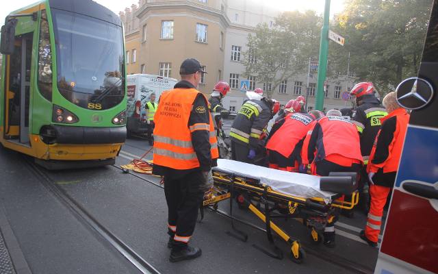 Poznań: Wypadek na ul. Grunwaldzkiej. Samochód zderzył się z tramwajem. Jedna osoba ranna [ZDJĘCIA]