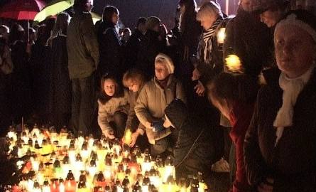 Mieszkańcy Kozienic zapalali znicze w intencji ofiar.