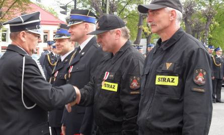 Złote medale "Za zasługi dla pożarnictwa" odbierają (od lewej): kpt Robert Kurzyński, kpt Wiesław Szpręglewski, st. asp. Robert Jabłoński