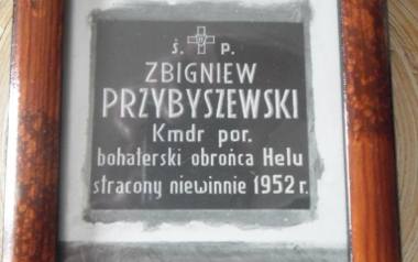 Tablica upamiętniająca śmierć kmdr. Przybyszewskiego. Znajduje się w kościele na ojców Franciszkanów na Wzgórzu św. Maksymiliana w Gdyni. Tablica powstała