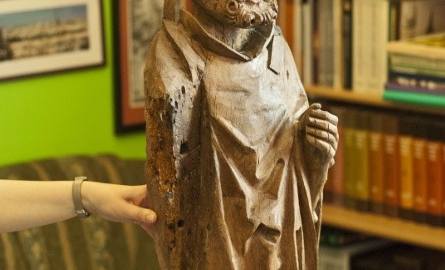 Zaginiona od 37 lat rzeźba odnaleziona na plebanii. Zdewastowana [film]