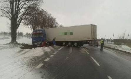 Wypadek we Włostowie. Ciężarówka wjechała do rowu 
