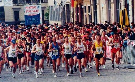 Leszek Bebło (w żółtej koszulce z numerem 13) przebiegł w swoim życiu setki maratonów.