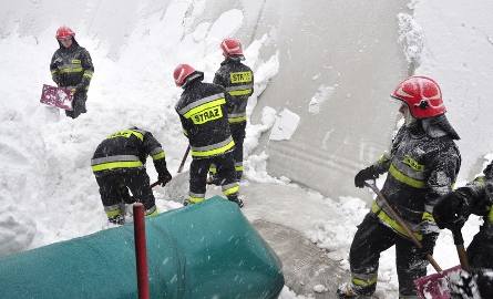 Strażacy zajęli się usunięciem śniegu z uszkodzonego kanału powietrznego