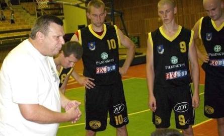 Czy Krzysztof Zych (pierwszy z prawej) i Rafał Bochenek (z nr 10) zdążą się wykurować do najbliższego piątku?