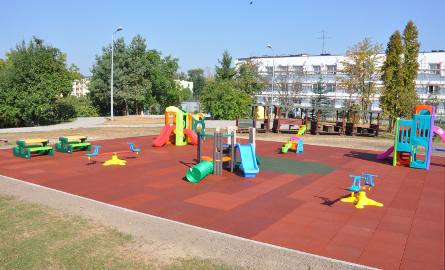 Obok budynku przedszkola i żłobka powstał plac zabaw, przeznaczony dla najmłodszych dzieci.