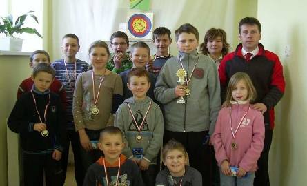 Najlepsi zawodnicy otrzymali puchary i medale. Turniej zorganizował dyrektor szkoły Grzegorz Woźniczko.