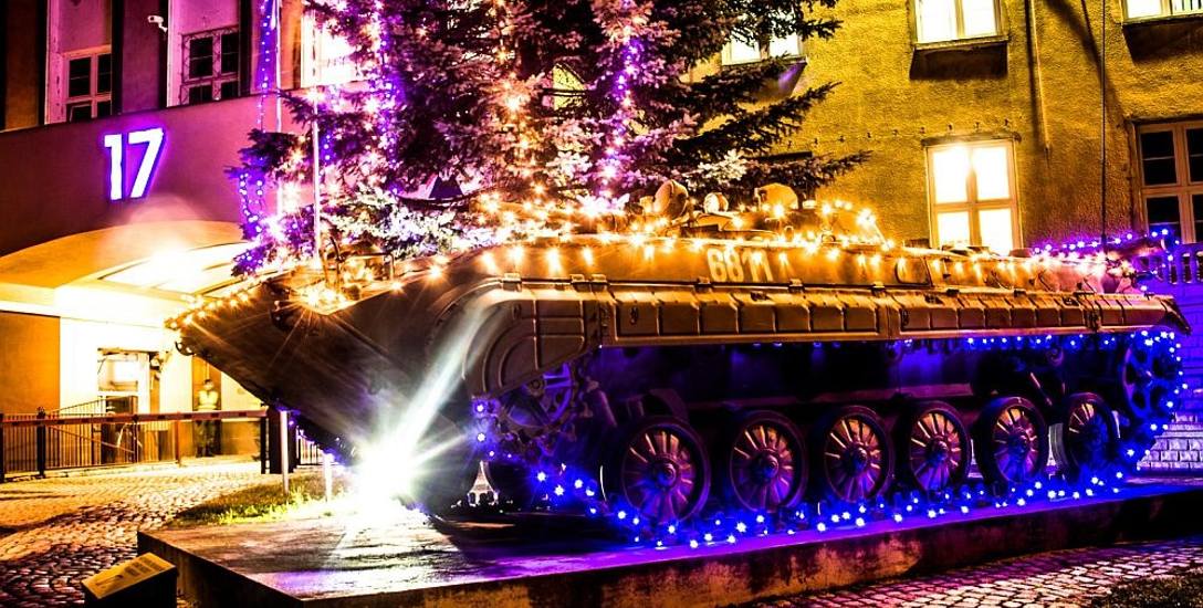 W Międzyrzeczu obok choinki stoi czołg w świątecznym przybraniu.