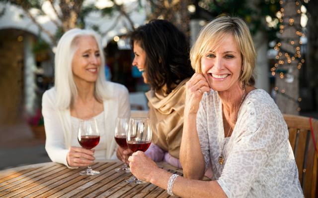 Picie wina po opalaniu i 5 innych sposobów na przedłużenie życia. Rób to, a będziesz żyć nawet 10 lat dłużej