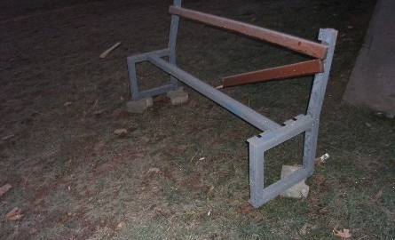 Całkowicie zniszczono jedną z ławek na terenie skateparku.