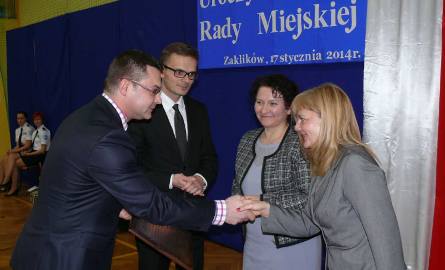 Starosta Robert Fila (w środku) i jego zastępca Mariusz Sołtys, wręczają wygrawerowane gratulacje przewodniczącej Rady Miejskiej Ewie Czajce i zastępcy