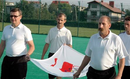 Flagę olimpijską na stadion wnieśli: Andrzej Brzykcy, Andrzej Burdziński, Jacek Burdziński, Adam Pieczyński.