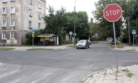 Być może wkrótce zniknie również znak stop na skrzyżowaniu Młodzianowskiej i Sedlaka od strony Sedlaka.