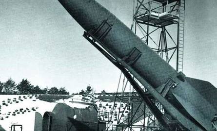 V-2. Pierwszy udany pocisk balistyczny o napędzie rakietowym. Masową produkcję uruchomiono w 1942 r. Do końca wojny odpalono 3170 pocisków, z czego 70