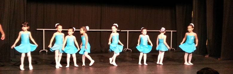 Last week I went to watch her first stage experience after only four ballet lessons. It was a good fun.  :)
