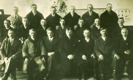 Rada gminy, rok 1936. Drugi z lewej w górnym rzędzie Ignacy Figiel, ojciec pana Mariana, drugi z lewej w środkowym rzędzie stryj Antoni, trzeci z lewej