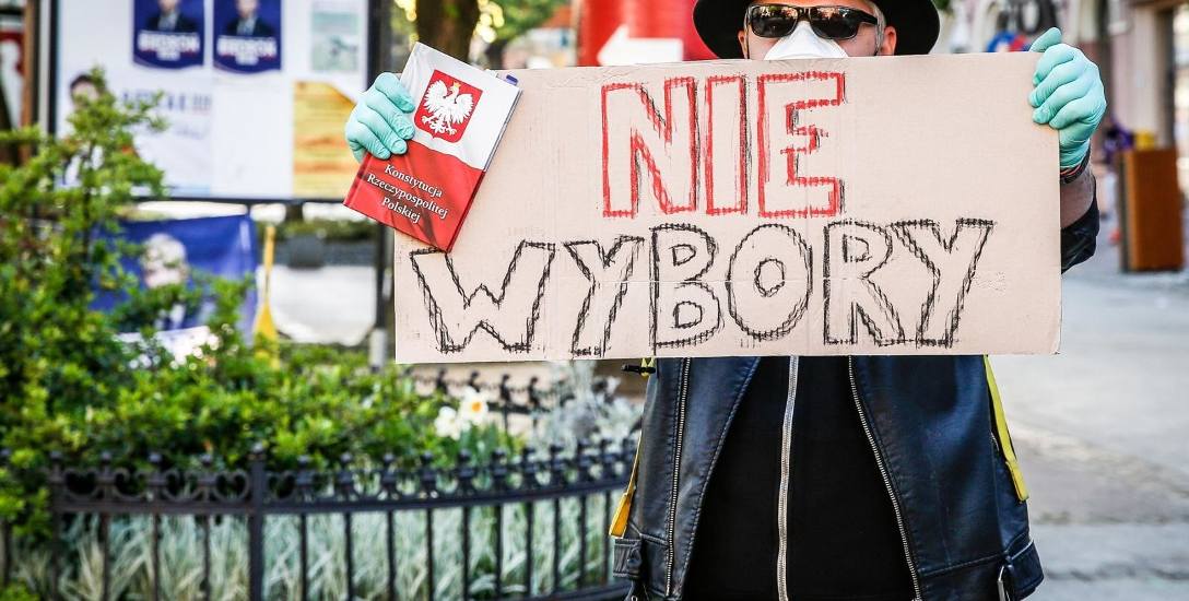Przeciwko wyborom 10 maja protestowali nie tylko politycy opozycji, ale także obywatele podczas manifestacji. W poniedziałek 11 maja senator Marcin Bosacki