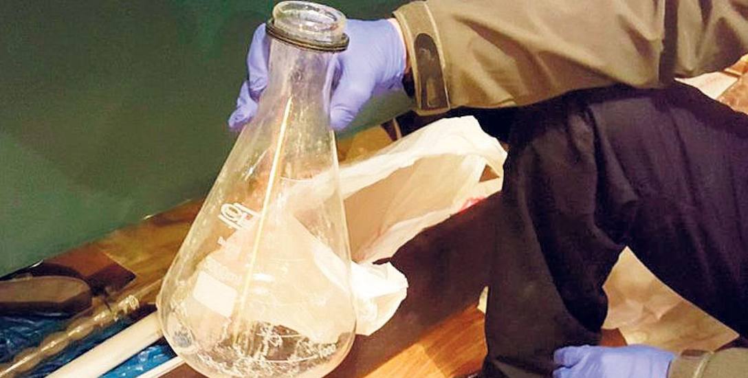 Policjanci zabezpieczyli w Zieleniewie pełne wyposażenie laboratorium, w którym powstawała sproszkowana amfetamina