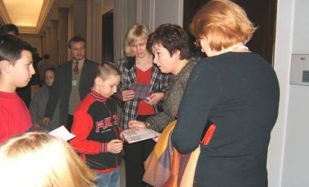 Dzieci miały okazję spotkać na sejmowym korytarzu Hannę Gronkiewicz-Waltz, która zamieniła z nimi kilka słów i rozdawała autografy.