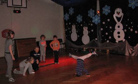 Dzieci ćwiczyły w MDK taneic breakdance.