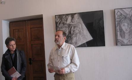 O wystawie mówił Jan Andrzej Jasiński, kurator Biennale