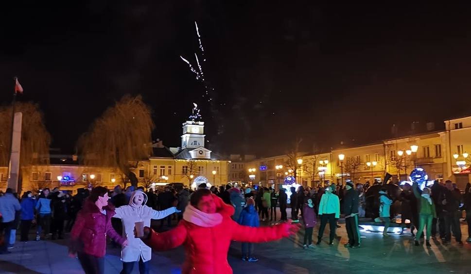 Film do artykułu: Sylwester 2019-20 w regionie radomskim. Mieszkańcy witali nowy rok "pod gwiazdami", w lokalach oraz na prywatkach
