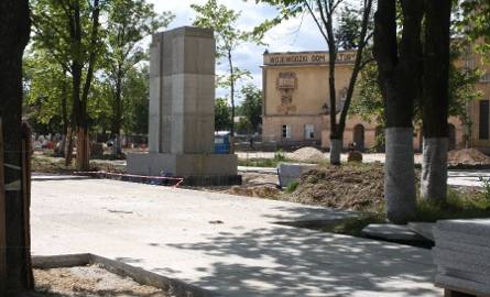 Na skwerze koło pomnika „Czwórki” ułożono już granitowe płyty.