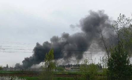 Groźny pożar w Skarżysku. Płonie hala sortowni śmieci 