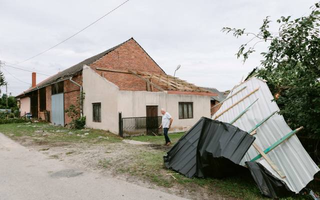 Potężne wichury w Małopolsce zachodniej. Zerwane dachy, powalone drzewa, uszkodzone budynki