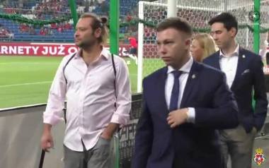 Paul Bragiel (z lewej) na stadionie miejskim w Krakowie przed derbami Wisła - Cracovia w sierpniu 2017 roku