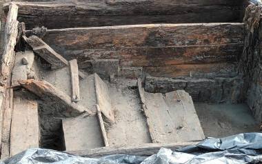 Drewniana mykwa odkryta podczas wykopalisk prowadzonych przez archeologów na bulwarach w Oświęcimiu zostanie zabezpieczona i w przyszłości wyekspono