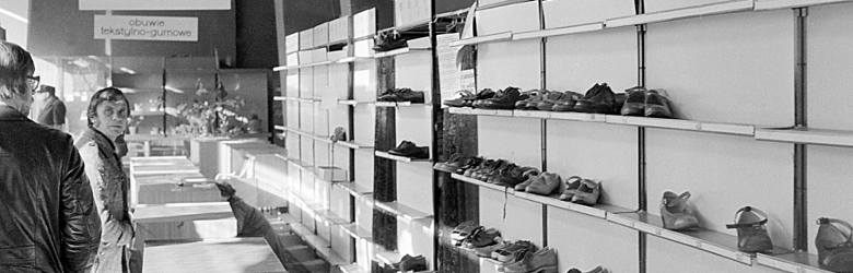 Sklepowa rzeczywistość szarego człowieka - niemal puste półki w sklepie obuwniczym, lata 80.