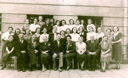 Matura - 1949 rok. Uczennice wraz z „ciałem” pedagogicznym.