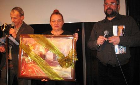 Dyrektor Marian Sus ( z prawej) przekazał Beacie Drozdowskiej, szefowej Łaźni, piękny obraz powstały właśnie podczas pleneru.