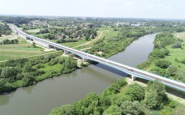 Pierwszą ważną drogą, która powstała, aby poprawić układ komunikacyjny Oświęcimia, była północna obwodnica miasta z mostem na Wiśle