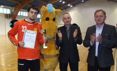 Bramkarz KSSPR Końskie Robert Janowski odebrał Puchar za zwycięstwo w ćwierćfinale mistrzostw Polski juniorów w piłce ręcznej. Na zdjęciu z, od prawej: